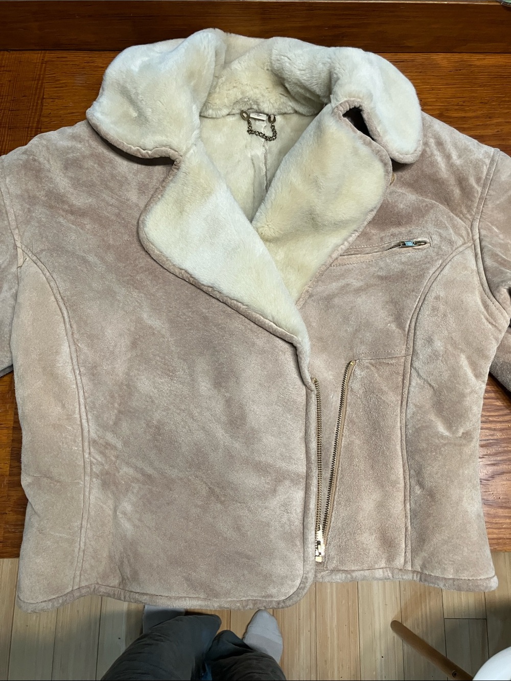 Suede w faux Shearling lining - Jacket in Light Taupe